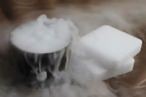 被酒吧干冰機噴到臉上怎么辦